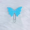 Clip para agenda Feltie con lazo de murciélago blanco y azul bebé