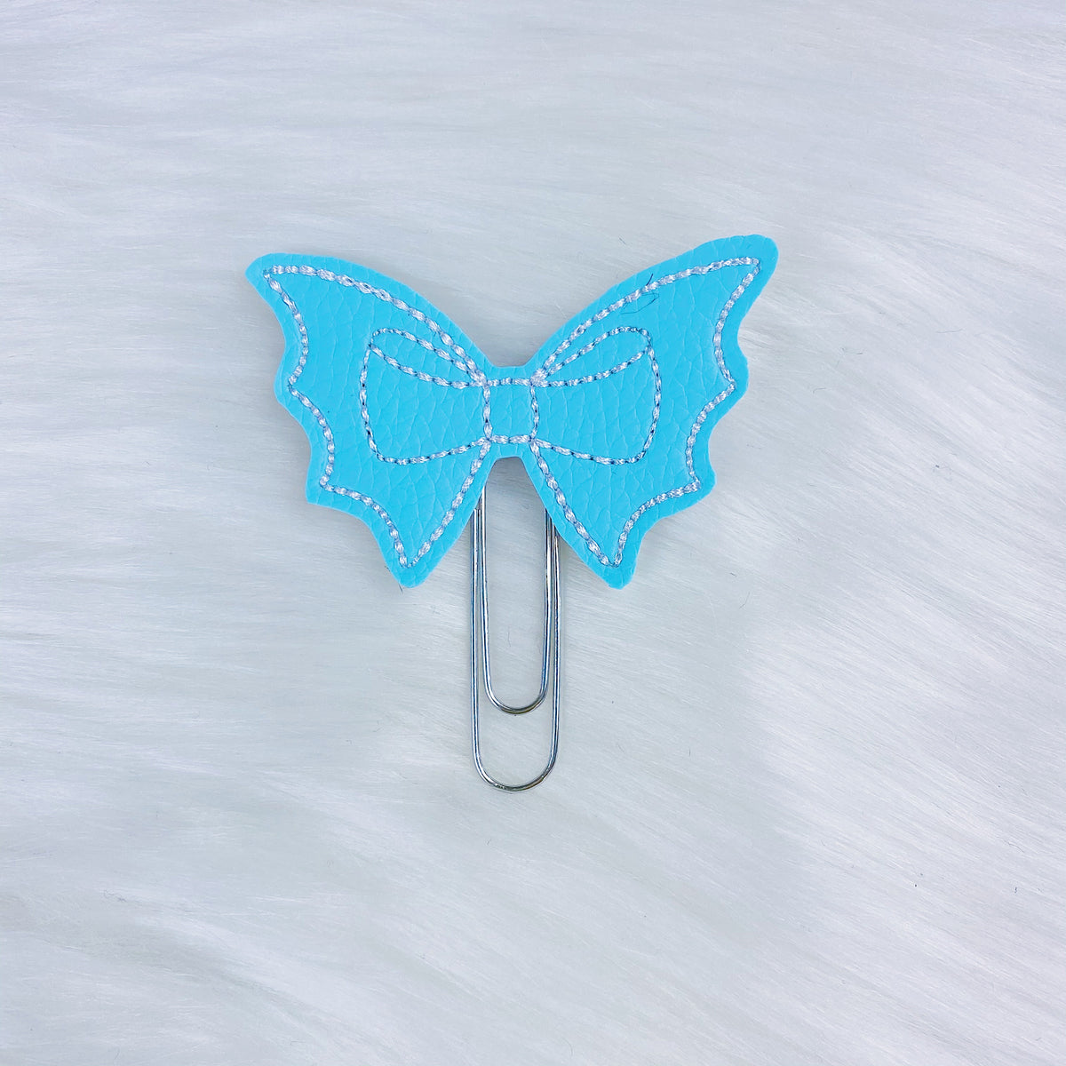 Clip para agenda Feltie con lazo de murciélago blanco y azul bebé