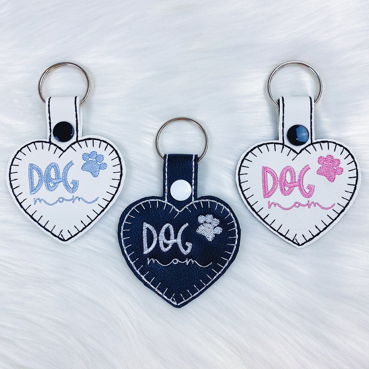 Charm con pestaña a presión de fieltro con forma de corazón de mamá y perro con costuras rosas