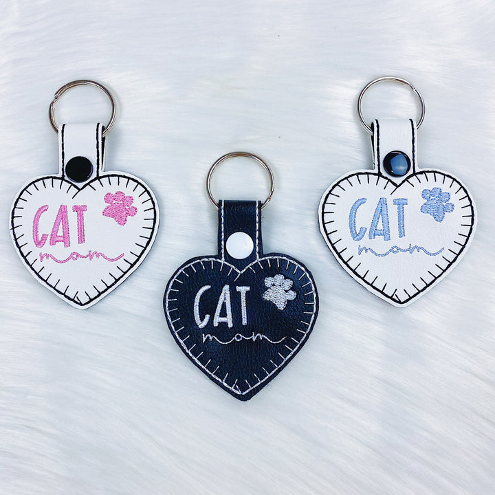 Charm con pestaña a presión de fieltro en forma de corazón de mamá y gato negro