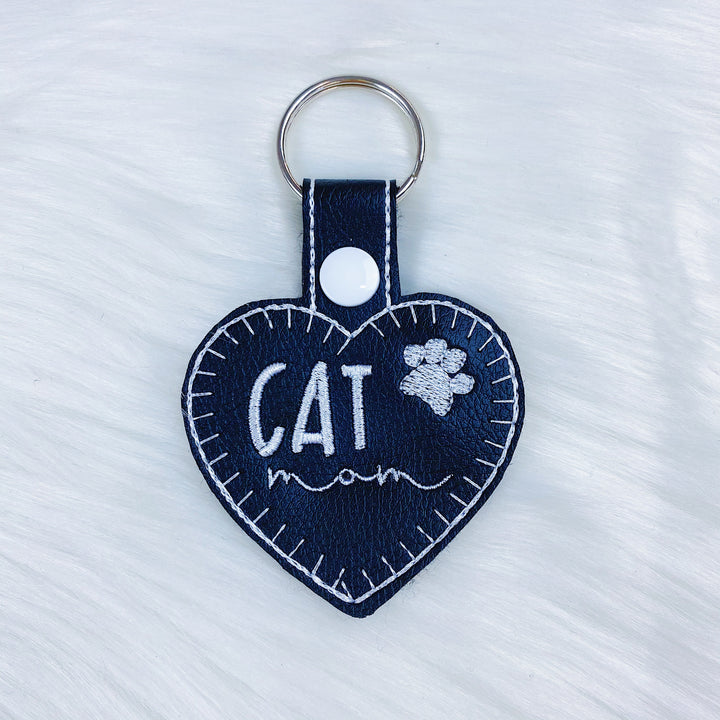 Charm con pestaña a presión de fieltro en forma de corazón de mamá y gato negro