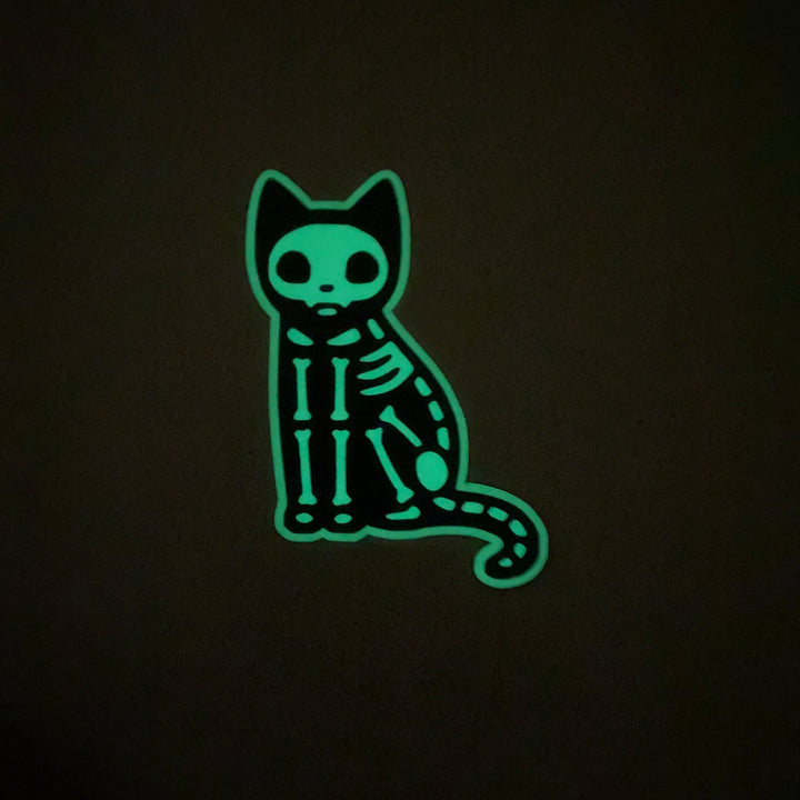 GLOW en la pegatina de vinilo DARK Skele Kitty troquelada